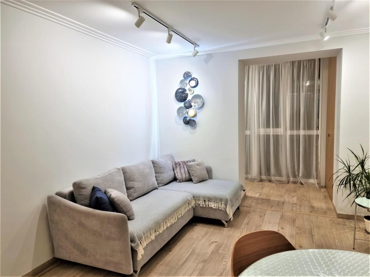 Світло Цілодобово Сучасні Апартаменти Біля Парку Топільче Ternópil Exterior foto